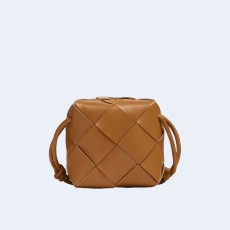 보테가 베네타 미니 카메라백 카라멜